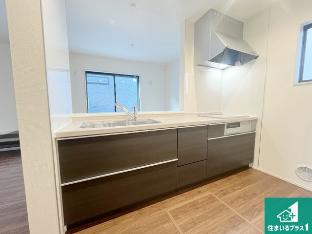 赤穂市加里屋　第3期　新築一戸建てのキッチン|明るいリビングで朝の目覚めもスッキリできそう！対面キッチンでご家族のコミュニケーションも自然と増える設計！小さなお子様が遊ぶスペースを作っても広々とくつろげるLDK！