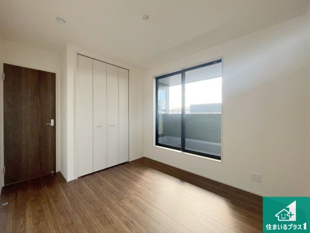 赤穂市加里屋　第3期　新築一戸建ての洋室|寝室は心地よい眠りについてもらいたくて、シンプルかつ開放的な空間な設計にしています！大きな窓から差し込む日が心地いいです♪