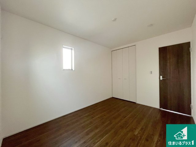 赤穂市加里屋　第3期　新築一戸建ての洋室|収納スペースが充実しているので子供の成長に合わせてたくさん収納ができます！家族構成に合わせた様々な活用ができる収納！