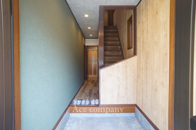 【玄関】 | 東大阪市西岩田1丁目 | 1階、廊下に階段下収納あります。