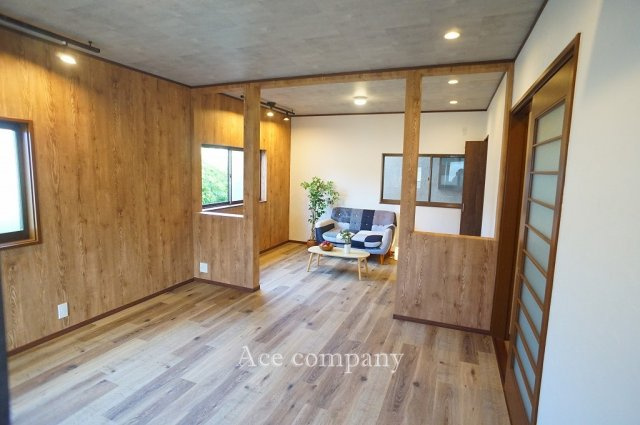 【居間・リビング】 | 東大阪市西岩田1丁目 | 【LDK：ゆったり17.5帖！】全室クロス貼替え、床フロアタイル・CF張替え、水廻り設備一新、建具一部新調、ダウンライト新設、ハウスクリーニング済みです☆