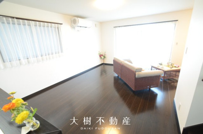 【居間・リビング】 | 海老名市杉久保南１丁目　中古戸建て【仲介手数料無料】 | □■当社なら諸費用を最大限削減できます■□