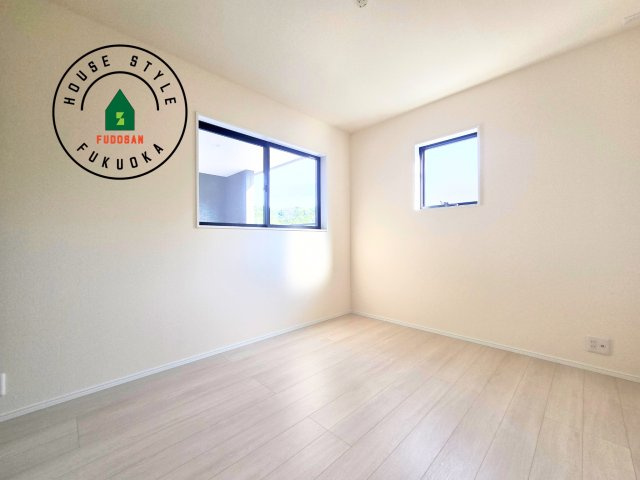 糸島市加布里5丁目第8-2棟（1号棟）の洋室|採光良好な洋室は全居室、複層ガラスの遮熱効果と断熱効果で、一年中快適に過ごせます。