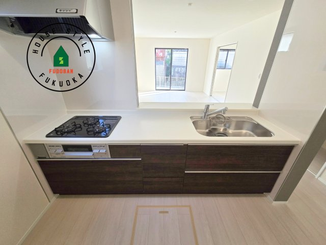 糸島市加布里5丁目第8-2棟（1号棟）のキッチン|ご家族を近くに感じられる対面キッチンのLDK。会話もはずみそうですね。