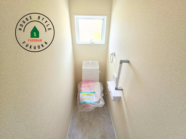 糸島市加布里5丁目第8-2棟（2号棟）のトイレ|温水洗浄便座を完備しております。2ヶ所にトイレがあるのは朝の慌ただしい時間も安心です。