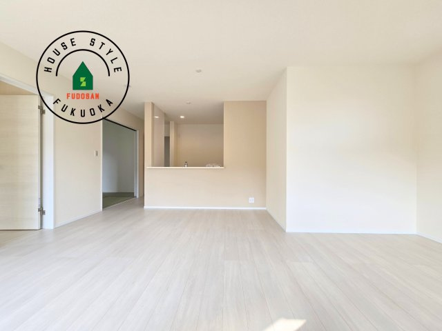 糸島市加布里5丁目第8-2棟（2号棟）の居間・リビング|キッチンからリビングをしっかり確認できます。家族の笑顔があふれる空間になりそうですね。