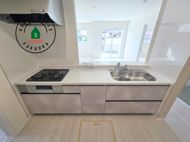 糸島市加布里5丁目第8-2棟（2号棟）のキッチン|ご家族を近くに感じられる対面キッチンのLDK。会話もはずみそうですね。