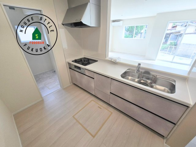 糸島市加布里5丁目第8-2棟（2号棟）のキッチン|ダイニングテーブルへの配膳がラクラク、お料理はかどるカウンター付きシステムキッチン！