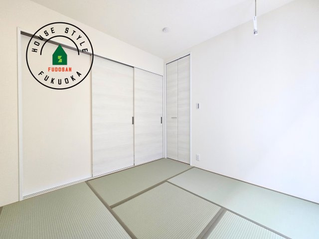 糸島市加布里5丁目第8-2棟（2号棟）の和室|和室を上手に活用すると暮らし方の幅が広がります。例えば普段は開け放して、子供の小さいうちはお昼寝や遊びのスペースに。畳はソフトなので転んでもケガをしにくく安心です