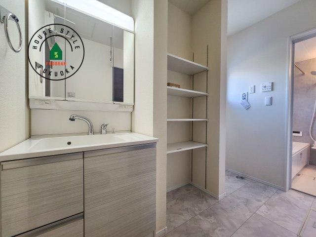 小郡市寺福童第2-2棟（1号棟）の脱衣所|ゆとりの洗面スペースで朝の身支度もスムーズに。暮らしを快適に変えるシャワー付洗面台です！