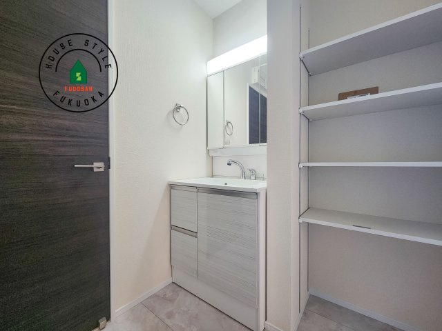 小郡市寺福童第2-2棟（1号棟）の独立洗面台|毎日使うものだから清潔な空間を保ちたい水回り。洗面にはそんな願いを解消させてくれる収納アイデアが満載です。三面鏡の裏側にはキャビネットが現れ小物から背の高い物まで収納できます。