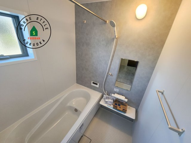 小郡市寺福童第2-2棟（1号棟）の浴室|1日の疲れを癒してくれる広々バスルーム。雨の日のお洗濯にも大活躍な浴室乾燥機付です！