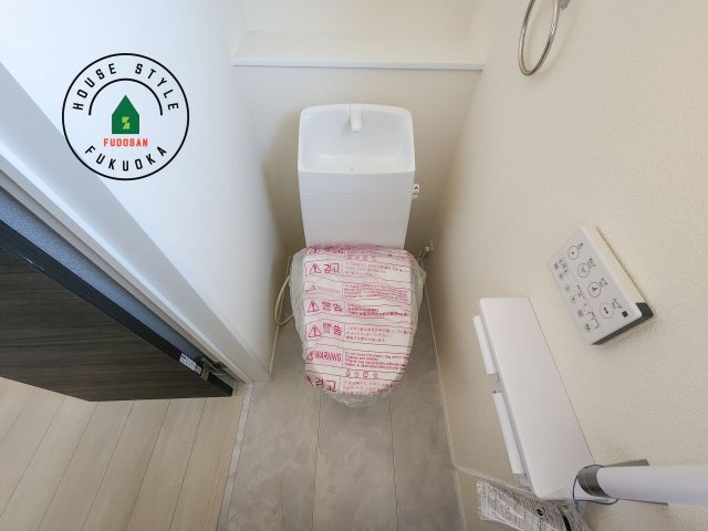 小郡市寺福童第2-2棟（1号棟）のトイレ|温水洗浄便座を完備しております。2ヶ所にトイレがあるのは朝の慌ただしい時間も安心です。