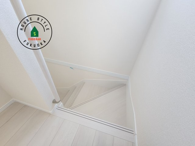 小郡市寺福童第2-2棟（1号棟）の内装|＜手すり付階段＞手すりがないと階段の昇り降りで危険なことはもちろん、壁に手をつきながら歩くことで壁紙が汚れやすくなります。すべての方に快適に昇り降りしていただくため、手すりを設置しました。