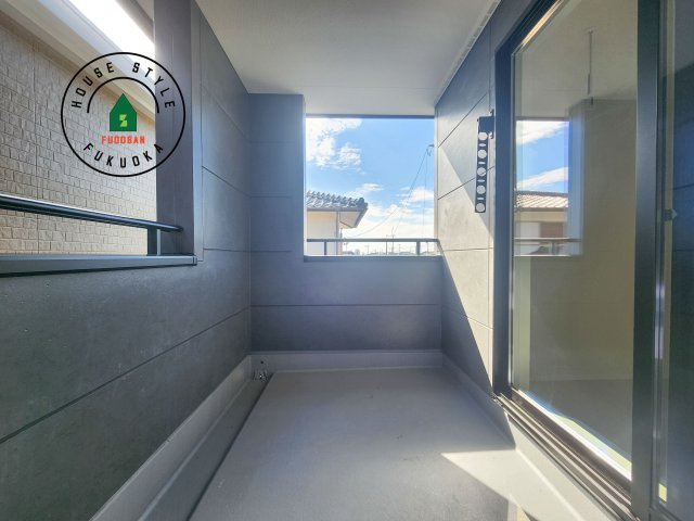 小郡市寺福童第2-2棟（1号棟）のバルコニー|風をしっかりと感じられるバルコニーでは、毎日が洗濯日和です。広々としているので洗濯も楽しくなるでしょうし、気分転換にバルコニーからの眺めを楽しむのもいいでしょう。