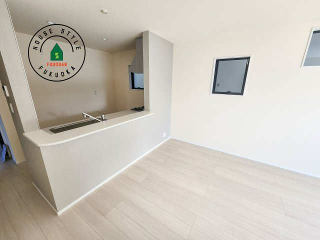 小郡市寺福童第2-2棟（1号棟）のダイニング|キッチンから立ち込める香りが今日の料理を期待させます。