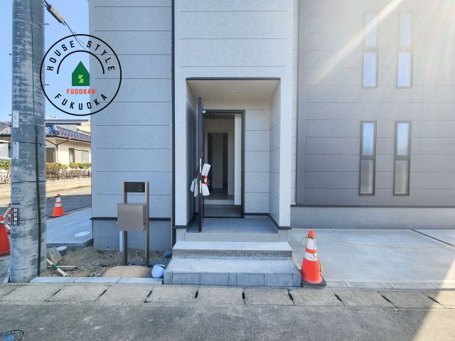 小郡市寺福童第2-2棟（1号棟）の玄関|おでかけの時も帰った時も、「我が家」を最初に感じでもらえる素敵な空間に。