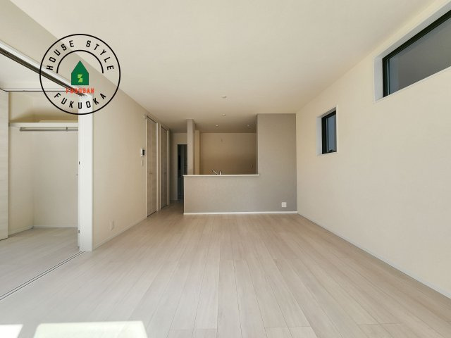 小郡市寺福童第2-2棟（1号棟）の居間・リビング|キッチンからリビングをしっかり確認できます。家族の笑顔があふれる空間になりそうですね。