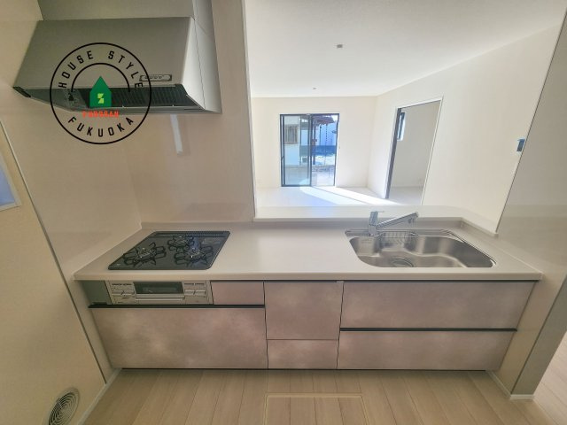 小郡市寺福童第2-2棟（1号棟）のキッチン|ご家族を近くに感じられる対面キッチンのLDK。会話もはずみそうですね。