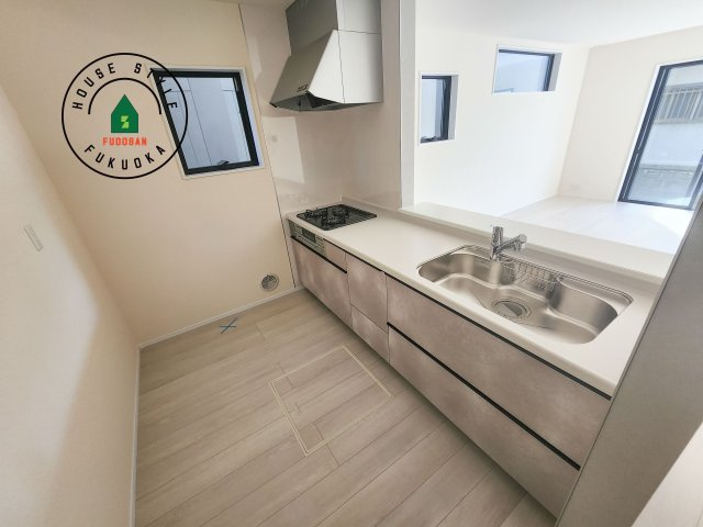 小郡市寺福童第2-2棟（1号棟）のキッチン|ダイニングテーブルへの配膳がラクラク、お料理はかどるカウンター付きシステムキッチン！