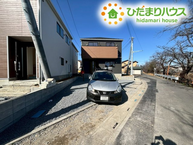 鴻巣市筑波第5　新築一戸建て　クレイドルガーデン　04の駐車場|敷地内には2台並列で駐車できる、ゆとりのあるカースペースがございます！前面道路からの進入もしやすく、段差が少ないため、運転が苦手な方でも落ち着いて出し入れが可能です◎