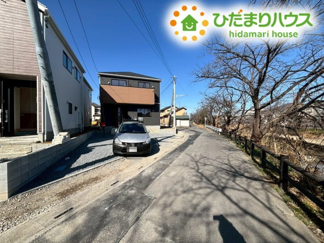 鴻巣市筑波第5　新築一戸建て　クレイドルガーデン　04の前面道路含む現地写真|閑静な住宅地です☆物件の前面道路は見通しが良いため車の出し入れがしやすく、小さなお子様と一緒に歩く際も落ち着いて移動ができます！
