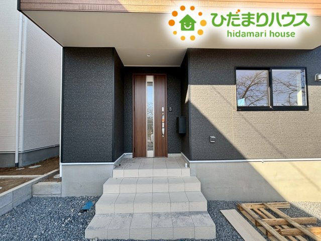 鴻巣市筑波第5　新築一戸建て　クレイドルガーデン　04のエントランス|奥まった位置に配置された、プライベート感のあるお洒落な玄関ホールです！屋根があるため雨の日でも濡れずに傘をたためて、鍵を開ける際もカバンの中から落ち着いて取り出すことができます！