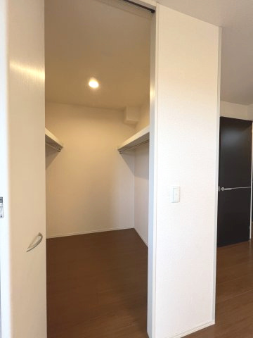 プラザセレステAの収納|北洋室のウォークインクローゼット