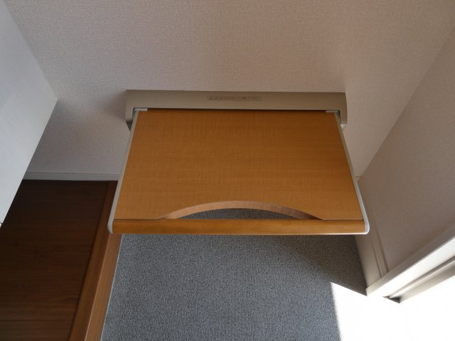 プラザセレステAの玄関|開閉式の玄関腰掛