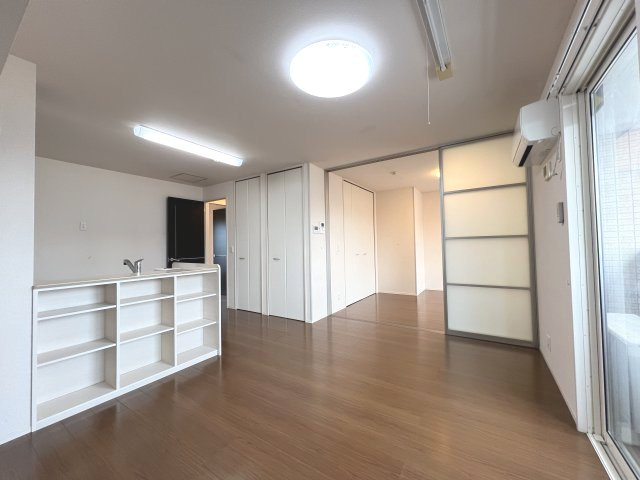 プラザセレステAの居間・リビング|カウンターキッチン　システムキッチン