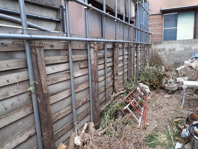 久喜市久喜中央4丁目の周辺|西側擁壁部分を撮影しております。