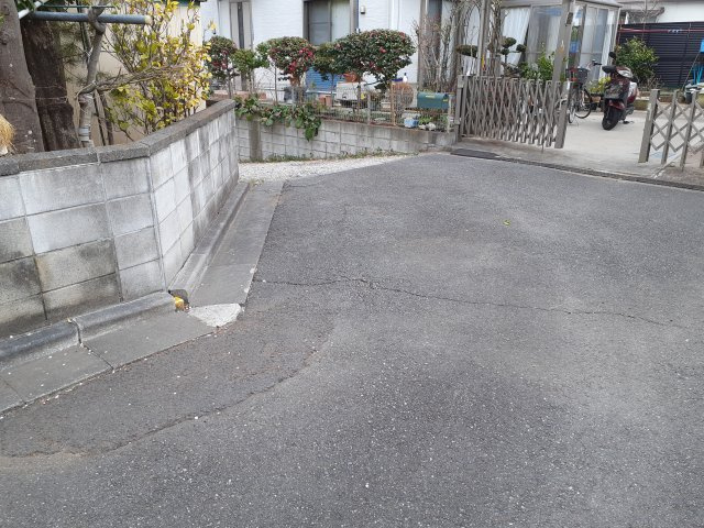 久喜市久喜中央4丁目の周辺|西側進入路から南側前面道路への進入口を撮影しております。