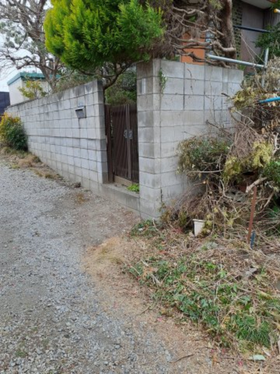 久喜市久喜中央4丁目の外観|南側前面道路から南西側を撮影しております。