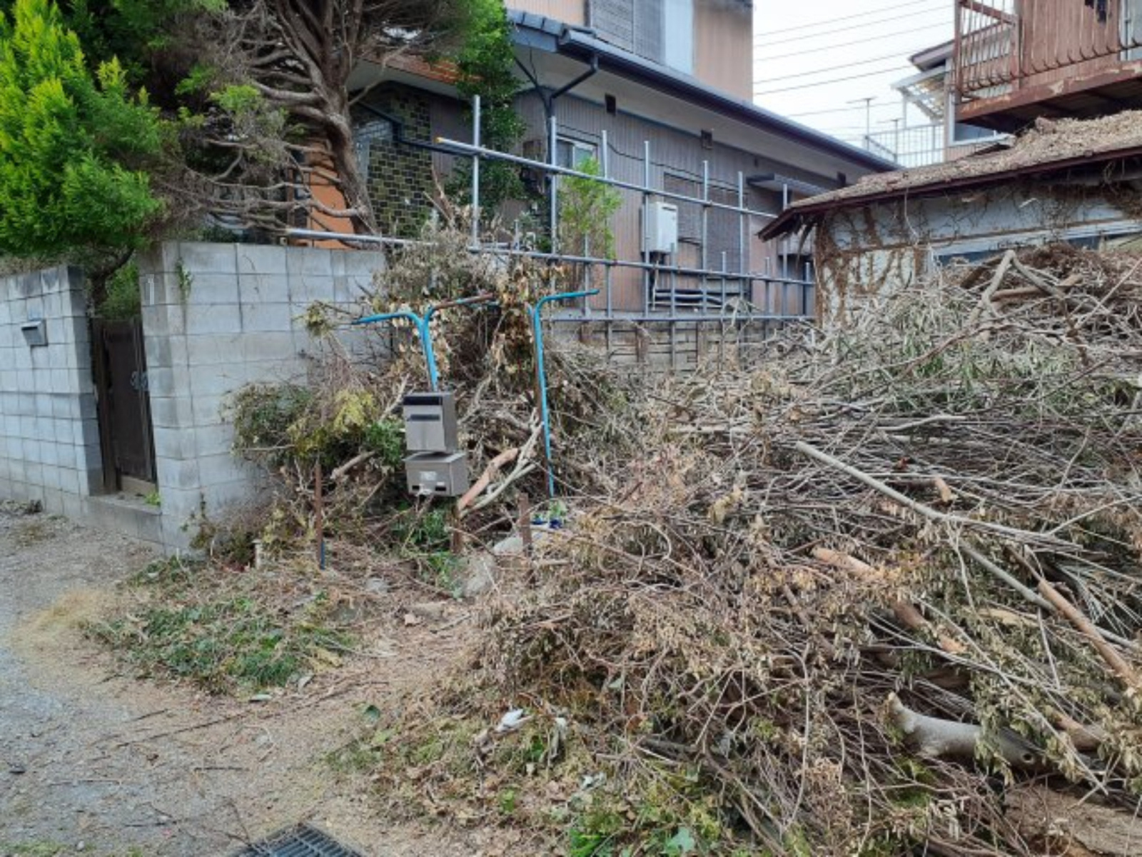 久喜市久喜中央4丁目の外観|南側前面道路から西側擁壁を撮影しております。