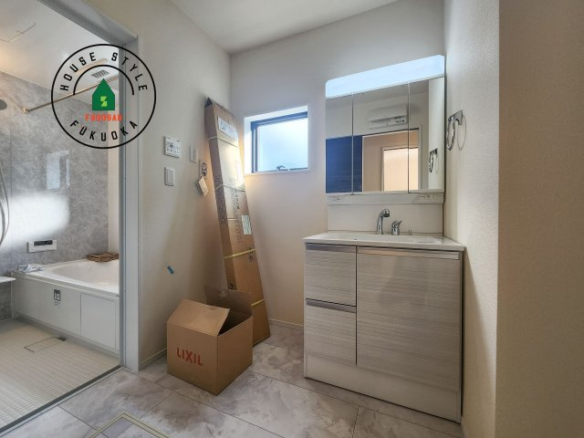 小郡市寺福童第1-3棟（1号棟）の内観：施工例|ゆとりの洗面スペースで朝の身支度もスムーズに。暮らしを快適に変えるシャワー付洗面台です！