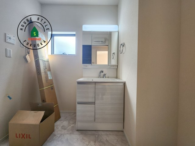 小郡市寺福童第1-3棟（1号棟）の内観：施工例|毎日使うものだから清潔な空間を保ちたい水回り。洗面にはそんな願いを解消させてくれる収納アイデアが満載です。三面鏡の裏側にはキャビネットが現れ小物から背の高い物まで収納できます。