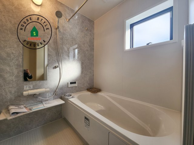 小郡市寺福童第1-3棟（1号棟）の内観：施工例|1日の疲れを癒してくれる広々バスルーム。雨の日のお洗濯にも大活躍な浴室乾燥機付です！