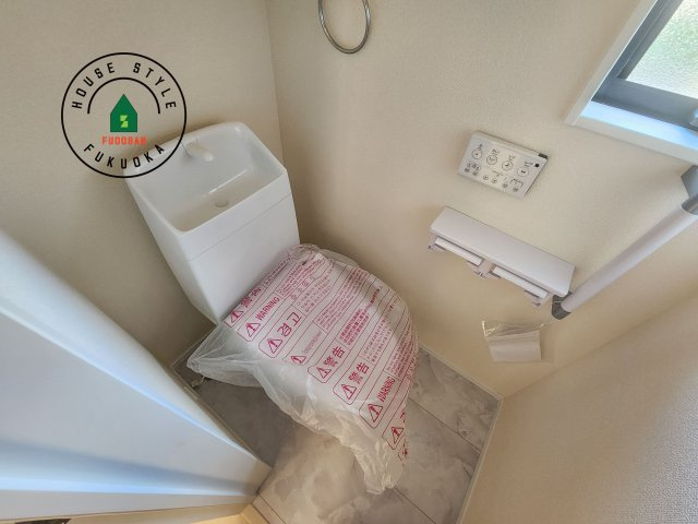 小郡市寺福童第1-3棟（1号棟）の内観：施工例|温水洗浄便座を完備しております。2ヶ所にトイレがあるのは朝の慌ただしい時間も安心です。