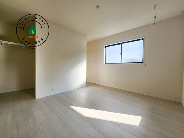 小郡市寺福童第1-3棟（1号棟）の内観：施工例|主寝室には収納力に優れたクローゼットがありますので、お部屋もすっきり片付きます。