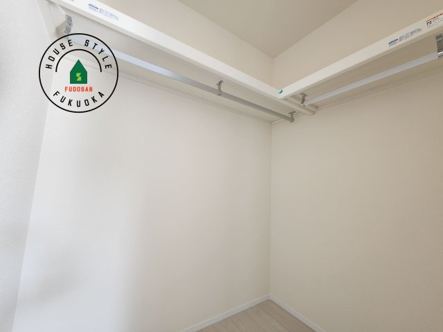 小郡市寺福童第1-3棟（1号棟）の内観：施工例|洋服や大きな荷物が多い方や人数の多いご家族などは、一般的なクローゼットよりもウォークインクローゼットのほうが使い勝手が良いです。
