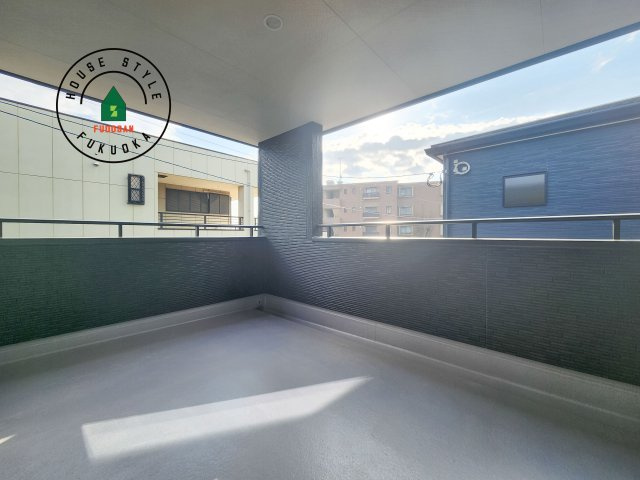 小郡市寺福童第1-3棟（1号棟）の外観：施工例|風をしっかりと感じられるバルコニーでは、毎日が洗濯日和です。広々としているので洗濯も楽しくなるでしょうし、気分転換にバルコニーからの眺めを楽しむのもいいでしょう。