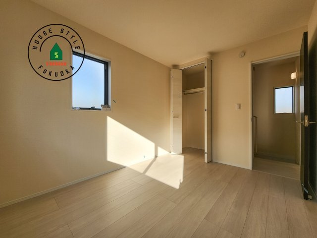 小郡市寺福童第1-3棟（1号棟）の内観：施工例|採光良好な洋室は全居室、複層ガラスの遮熱効果と断熱効果で、一年中快適に過ごせます。