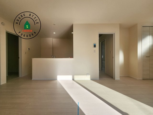 小郡市寺福童第1-3棟（1号棟）の内観：施工例|キッチンからリビングをしっかり確認できます。家族の笑顔があふれる空間になりそうですね。