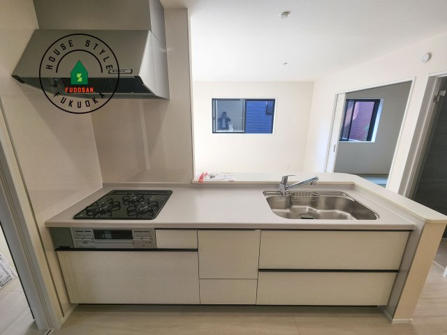 小郡市寺福童第1-3棟（1号棟）の内観：施工例|ご家族を近くに感じられる対面キッチンのLDK。会話もはずみそうですね。