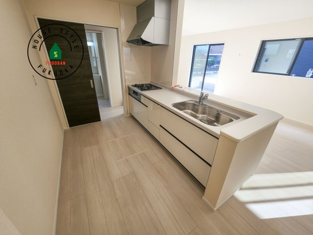 小郡市寺福童第1-3棟（1号棟）の内観：施工例|ダイニングテーブルへの配膳がラクラク、お料理はかどるカウンター付きシステムキッチン！