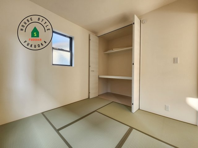 小郡市寺福童第1-3棟（1号棟）の内観：施工例|和室を上手に活用すると暮らし方の幅が広がります。例えば普段は開け放して、子供の小さいうちはお昼寝や遊びのスペースに。畳はソフトなので転んでもケガをしにくく安心です