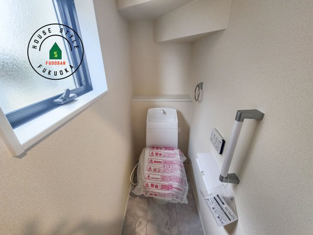 小郡市寺福童第1-3棟（2号棟）の内観：施工例|温水洗浄便座を完備しております。2ヶ所にトイレがあるのは朝の慌ただしい時間も安心です。