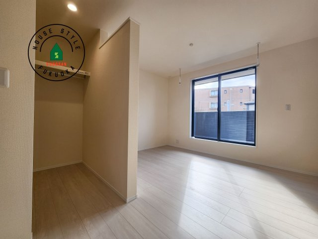 小郡市寺福童第1-3棟（2号棟）の内観：施工例|主寝室には収納力に優れたクローゼットがありますので、お部屋もすっきり片付きます。