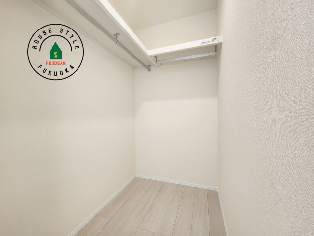 小郡市寺福童第1-3棟（2号棟）の内観：施工例|洋服や大きな荷物が多い方や人数の多いご家族などは、一般的なクローゼットよりもウォークインクローゼットのほうが使い勝手が良いです。