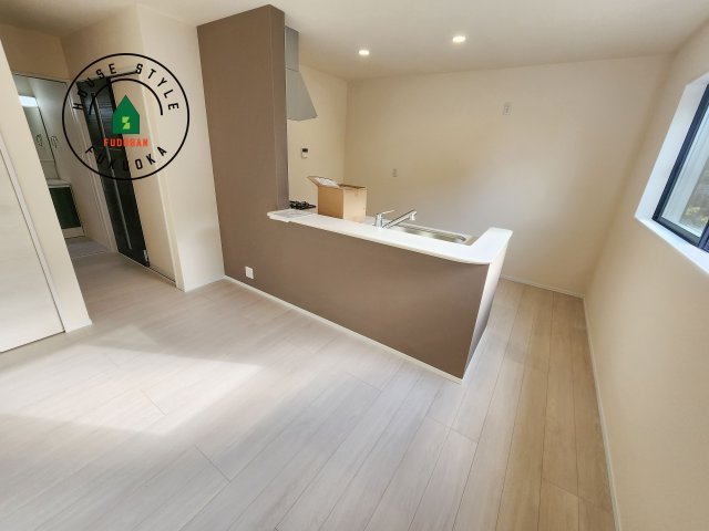 小郡市寺福童第1-3棟（2号棟）の内観：施工例|キッチンから立ち込める香りが今日の料理を期待させます。